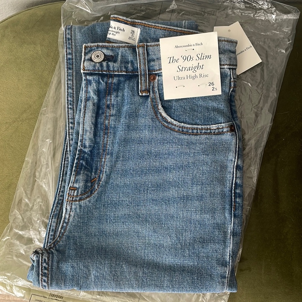 A&F 90’s Slim Straight Jean